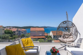 House with a sea view with private parking - Okrug Gornji